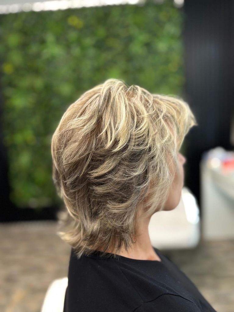Tuns scurt, păr blond